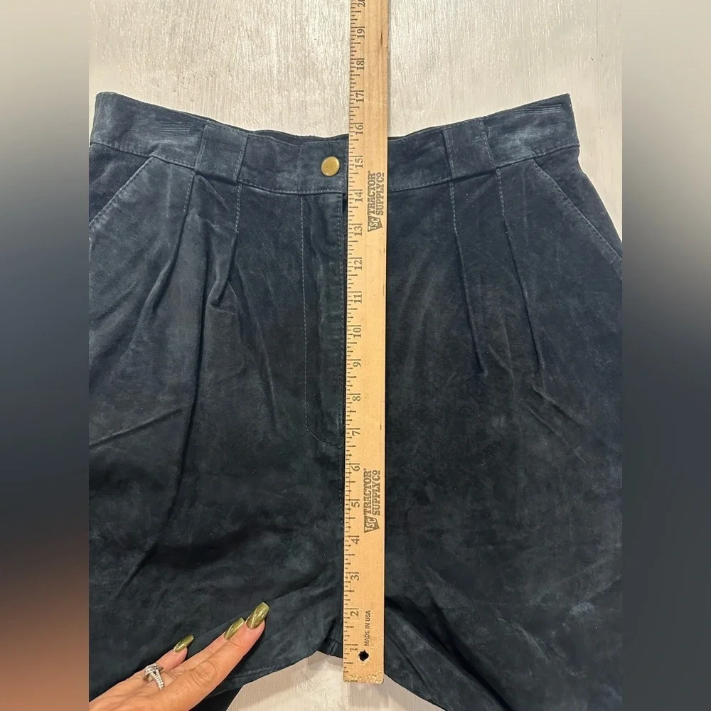 90s Leather Collection Black High Waisted Pleated Leather Short 11/12 - Picture 10 of 10